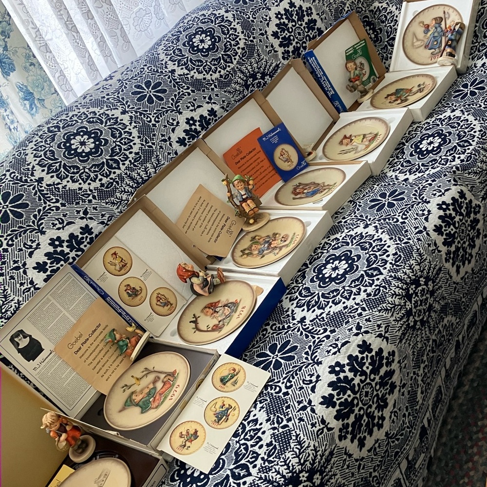 VINTAGE GOEBEL MI HUMMEL ANNUAL PLATES IN BOX & FIGURINE 80 79 78 77 74 73 72